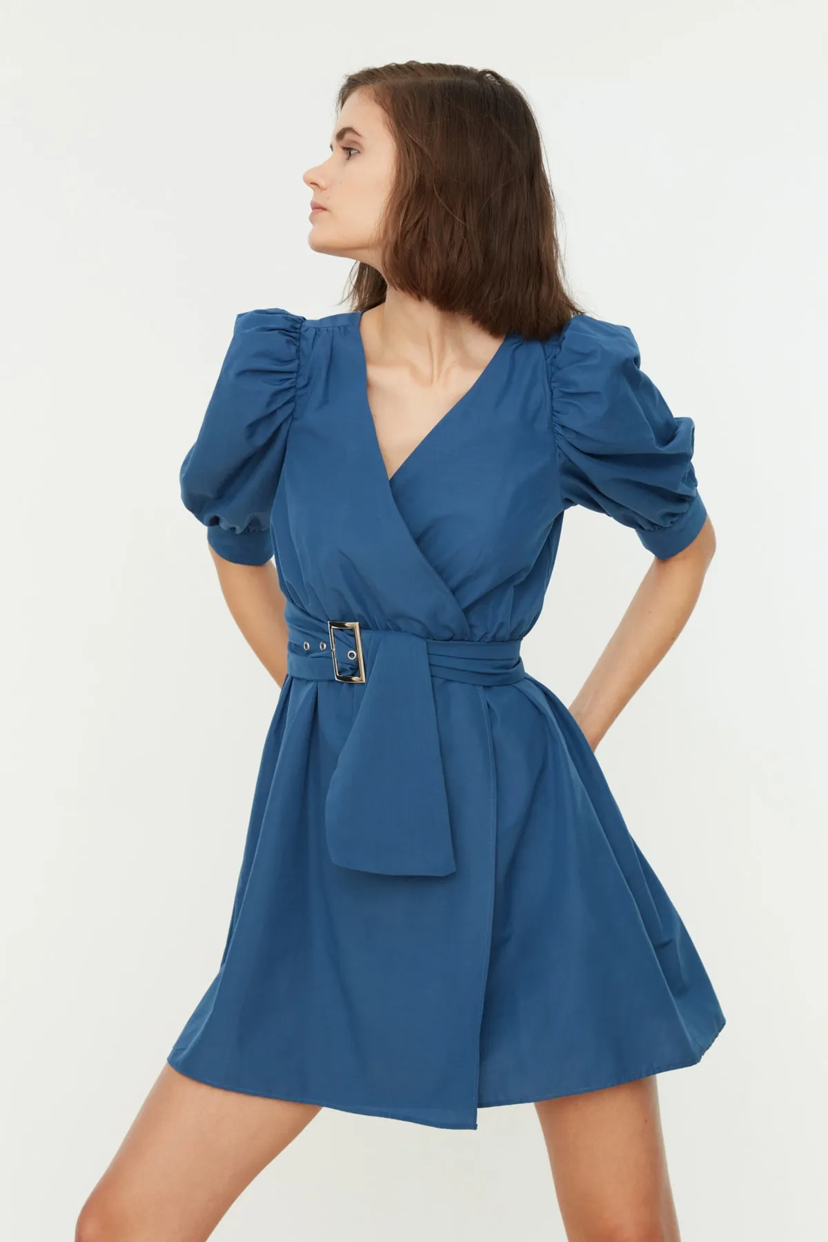 Trendyol Collection  Indigofarbenes, gewebtes Minikleid mit Gürtel und Öffnung an der Taille TWOSS20EL0619