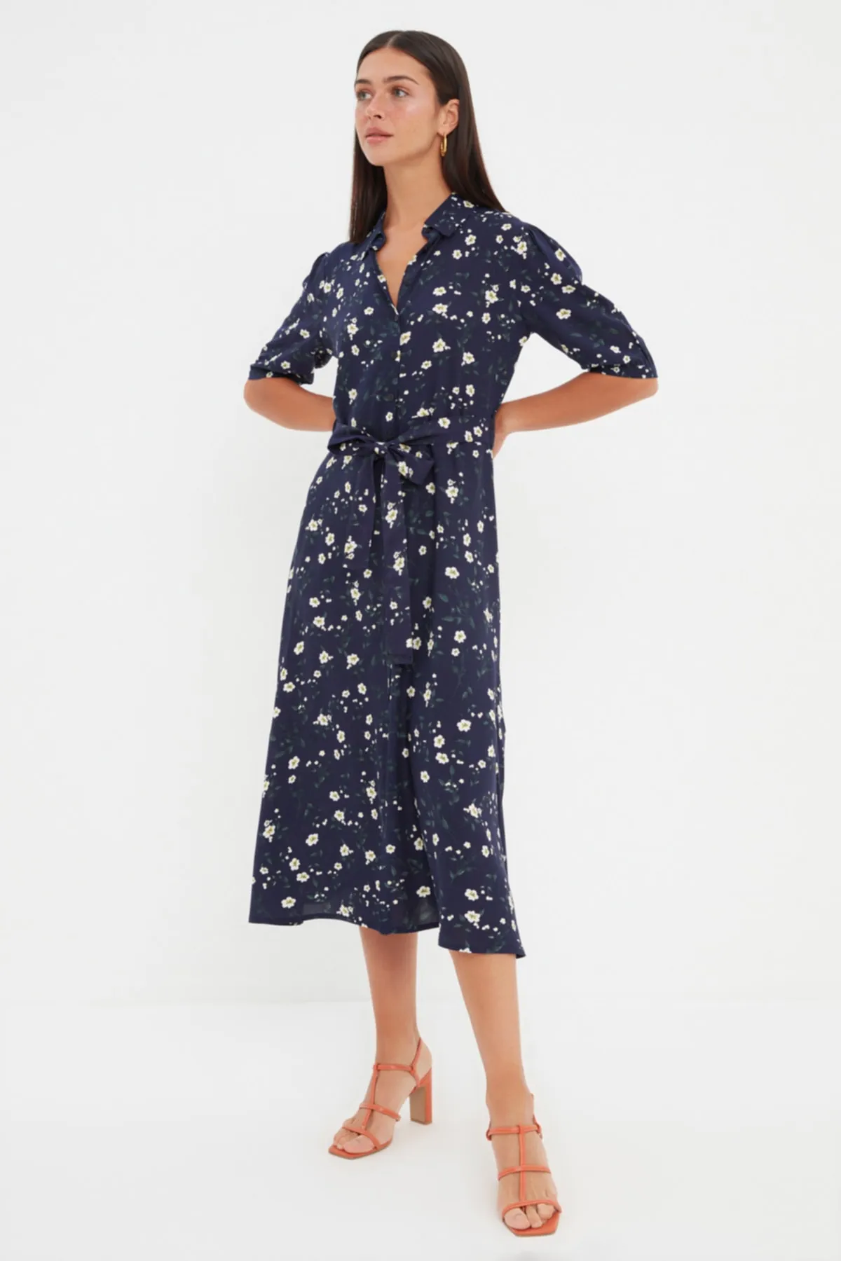Trendyol Collection  Marineblaues, gewebtes Midi-Hemdkleid aus Viskose mit Blumendruck und Gürtel TWOSS20EL1559