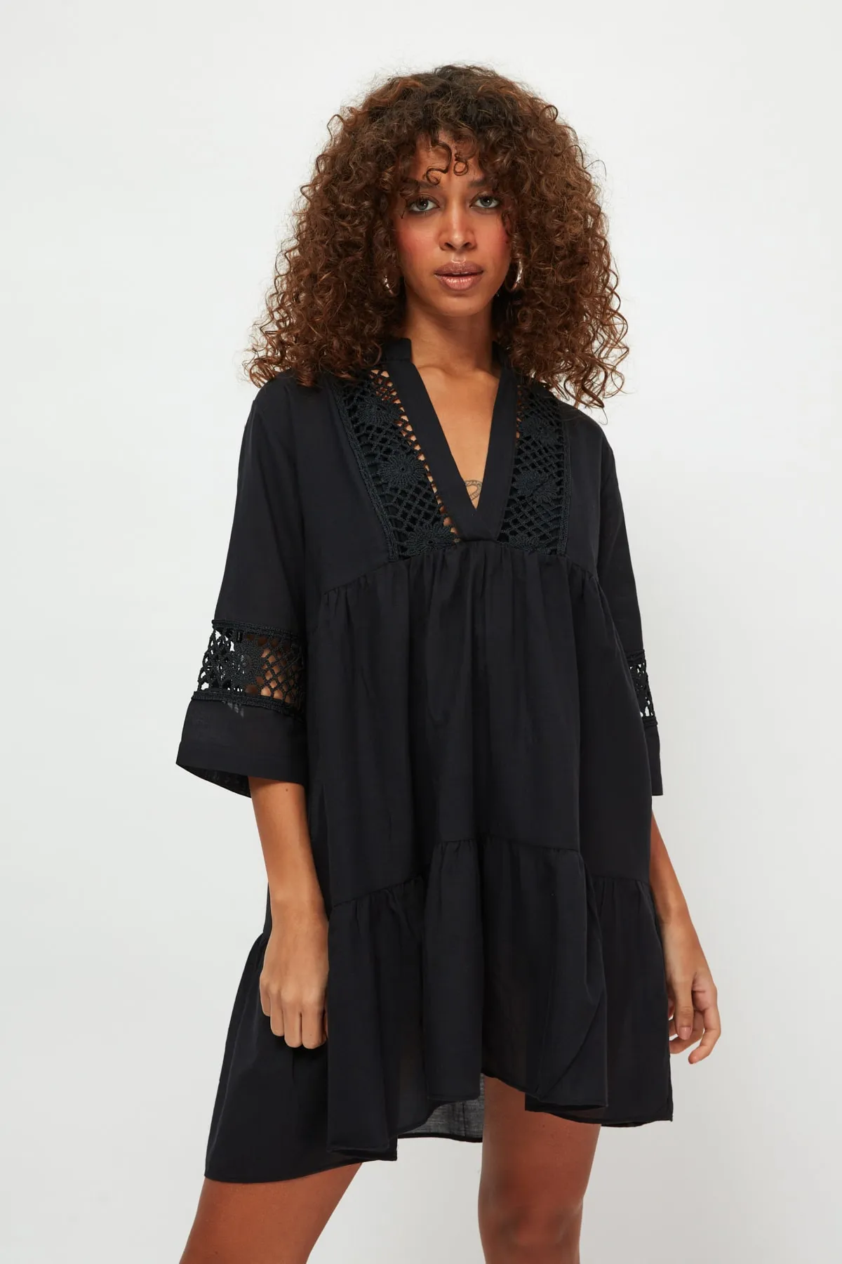 Trendyol Collection  Schwarzes Mini-Strandkleid aus 100 % Baumwolle mit gewebter Spitze und Details TBESS20EL0854