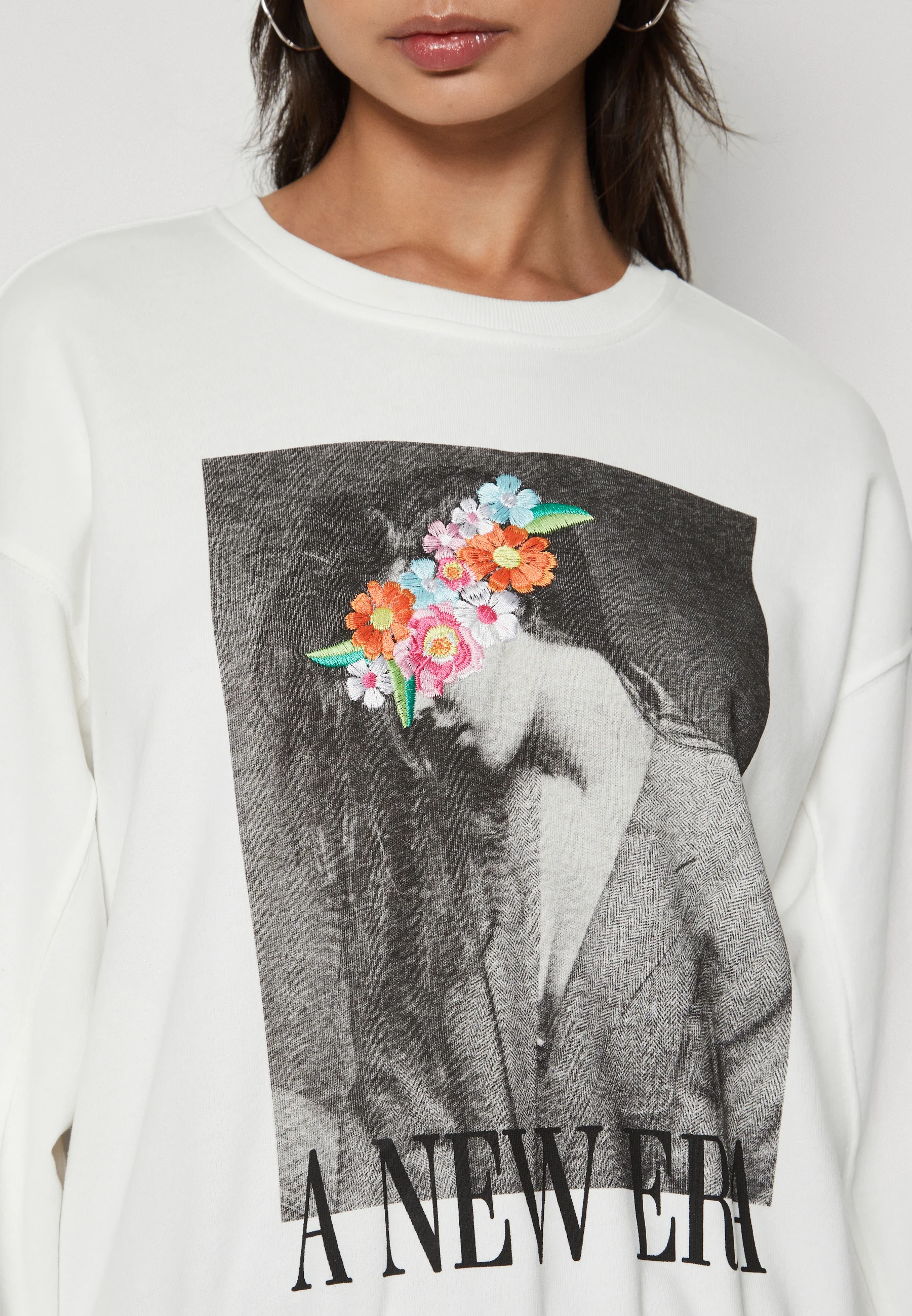 ONLY Petite ONLHANNA BORDADO CUELLO O - Sudadera