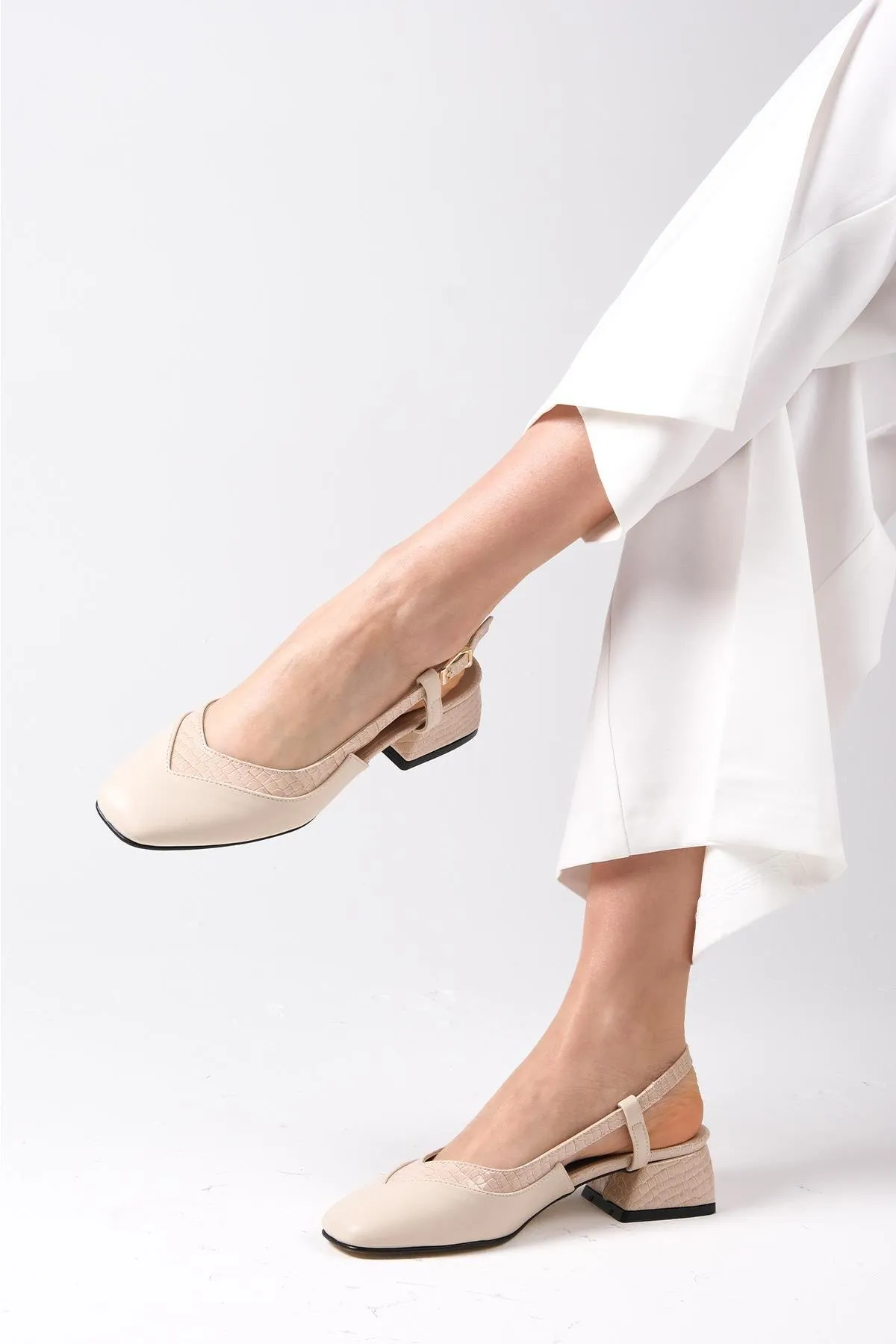 Mio Gusto  Aurelia Beigefarbene Damenschuhe mit offenem Rücken und kurzem Absatz