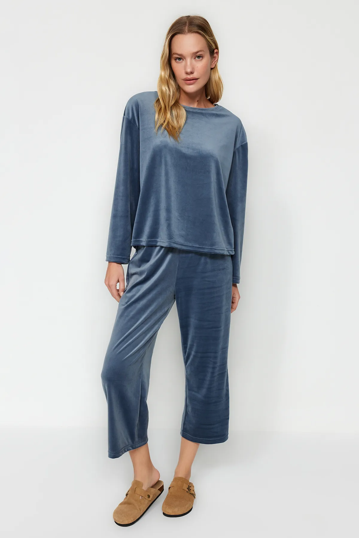 Trendyol Collection  Blaues, weiches T-Shirt-Capri-Pyjama-Set aus Samt THMAW24PT00165