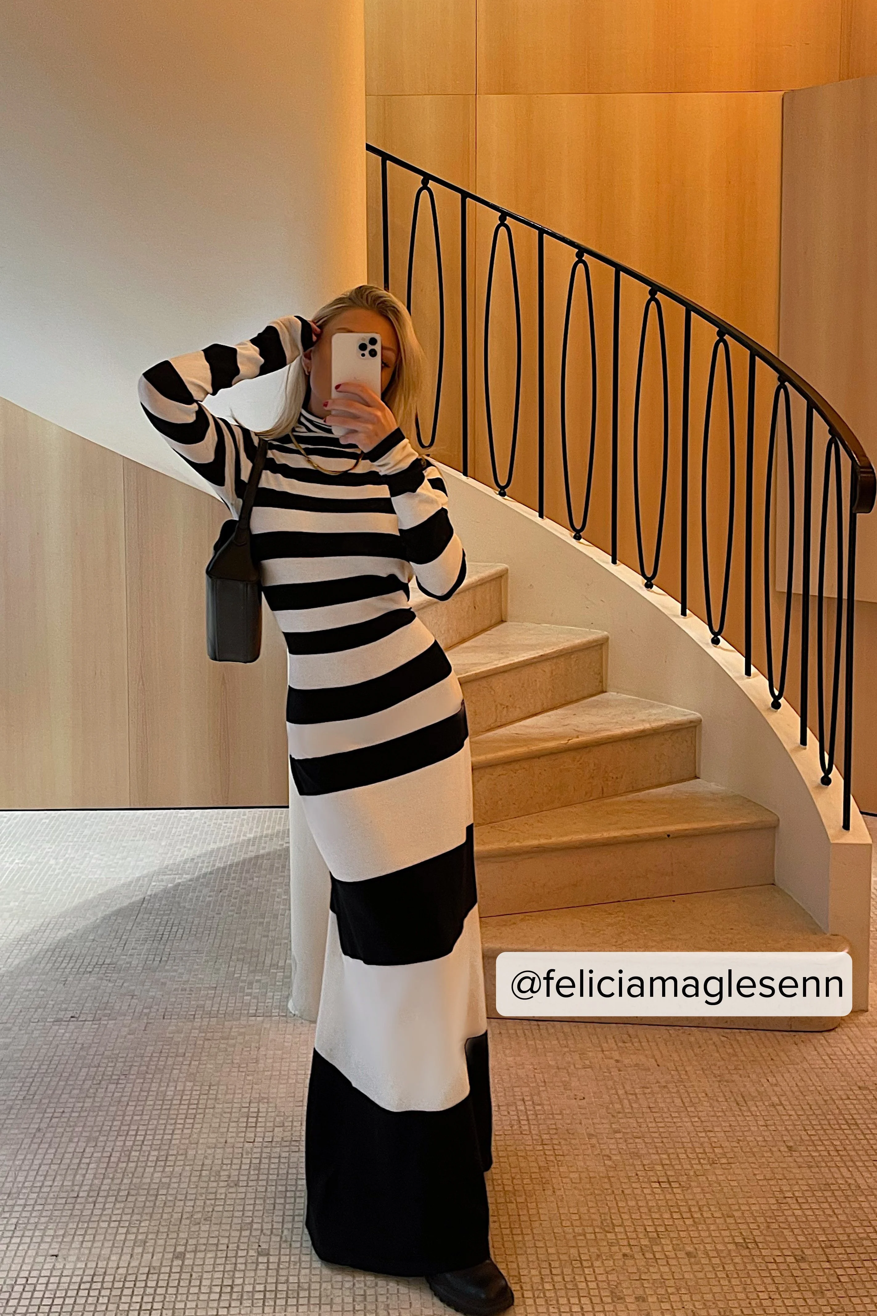 Feingestricktes, gestreiftes Maxikleid