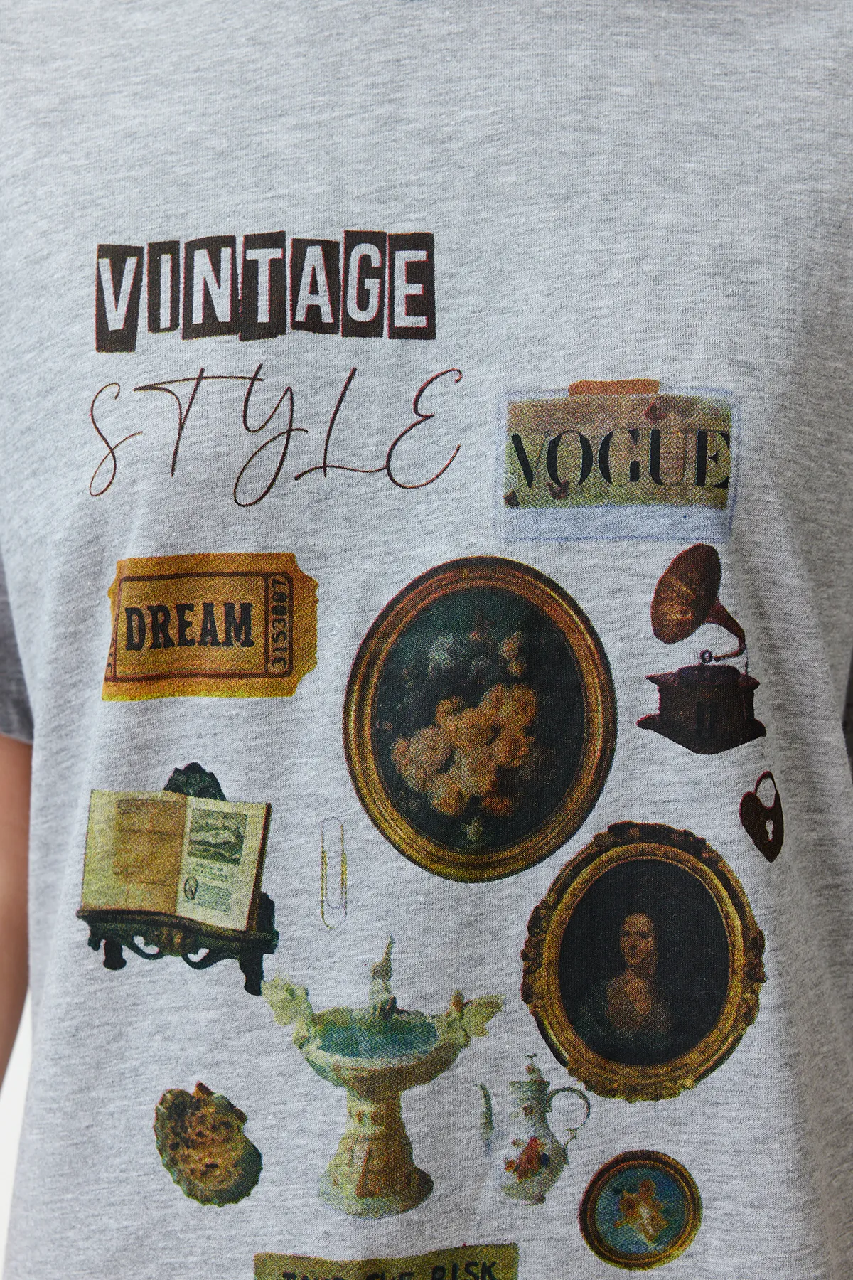 Trendyol Collection  Premium Grau Melange Bedrucktes Oversize/Wide Fit Strick-T-Shirt mit Rundhalsausschnitt TWOSS23TS00282