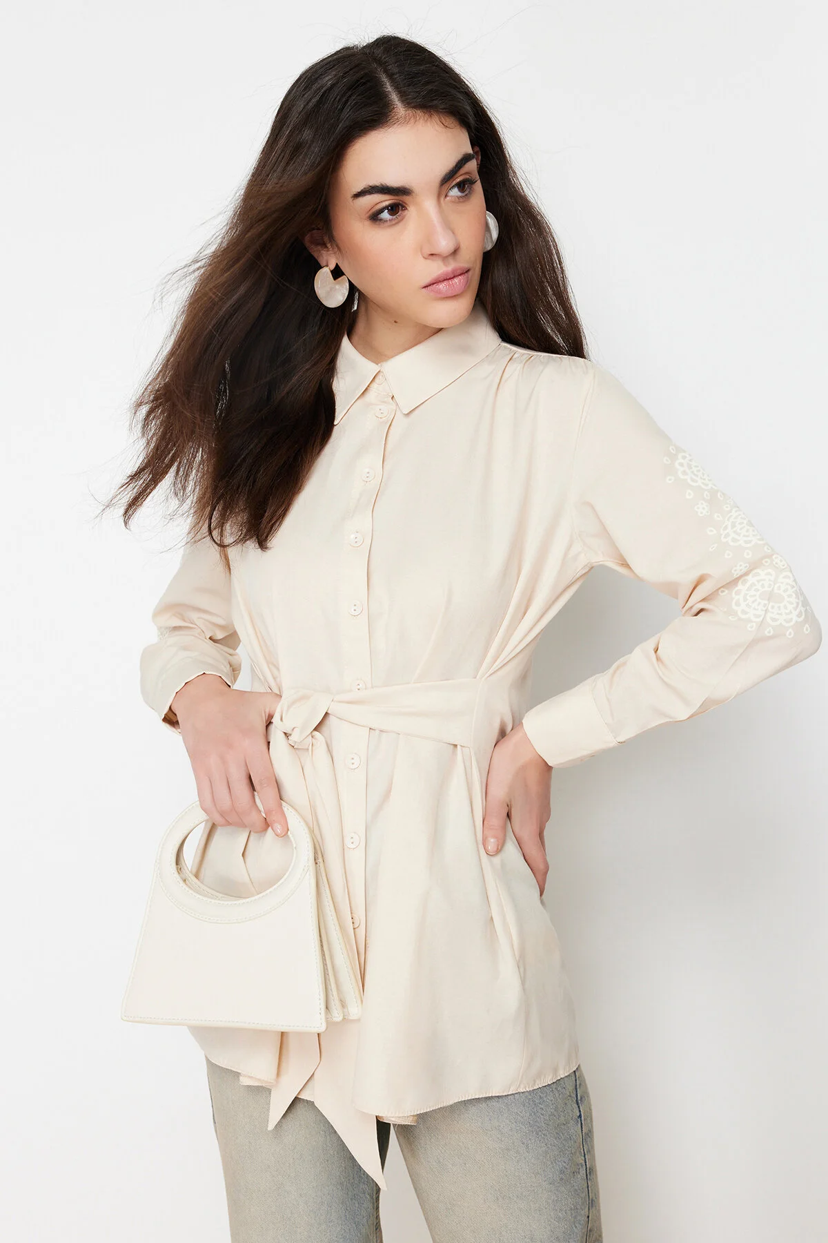 Trendyol Modest  Bedrucktes Baumwollhemd mit Gürtel und Steinärmeln und detailliertem Detail TCTSS24TG00038