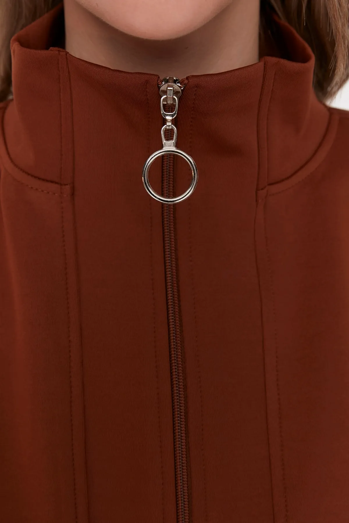 Trendyol Modest  Braunes Sweatshirt mit Reißverschluss und detailliertem Tauch-/Scuba-Strickpullover TCTAW23TW00198