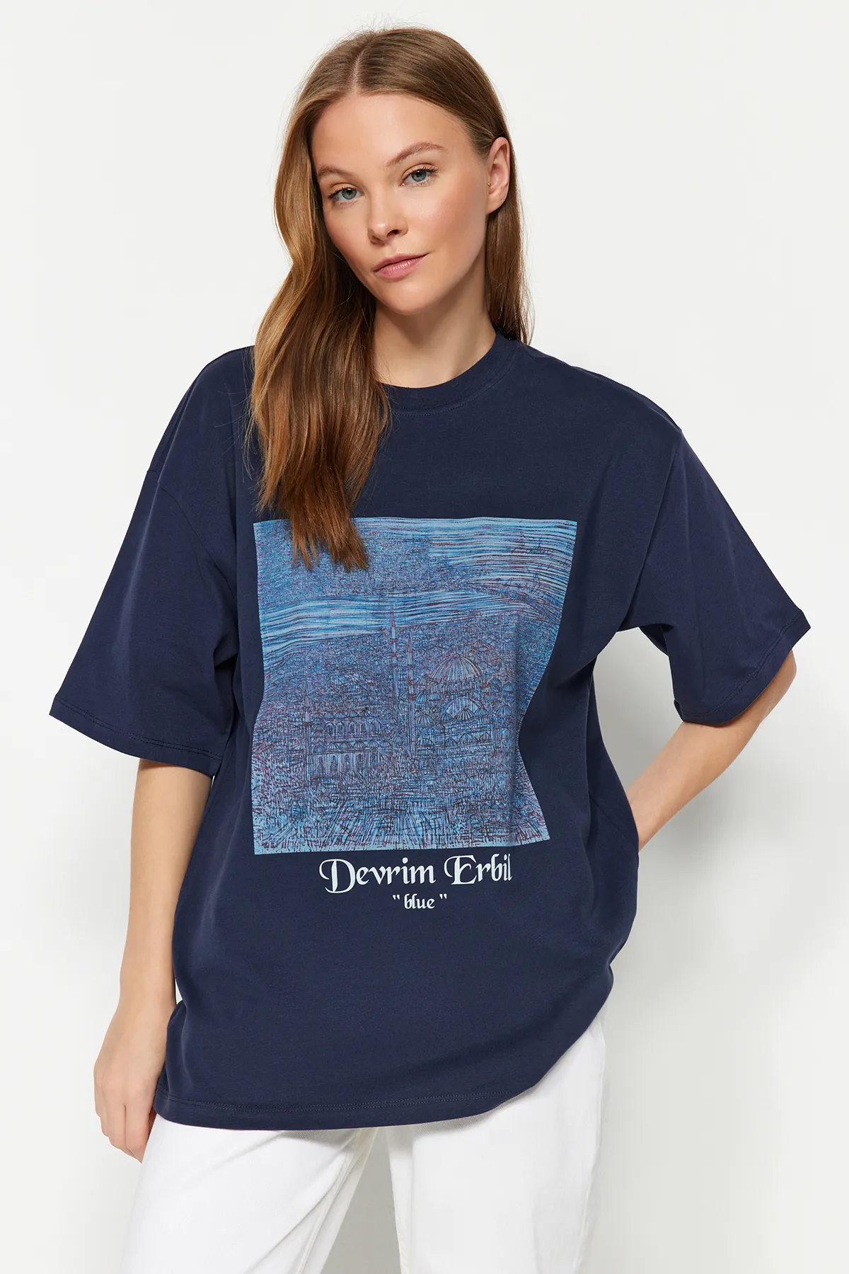 Trendyol Collection  Marineblaues, übergroßes, gestricktes Unisex-T-Shirt mit Devrim-Erbil-Aufdruck TWOSS24TS00017