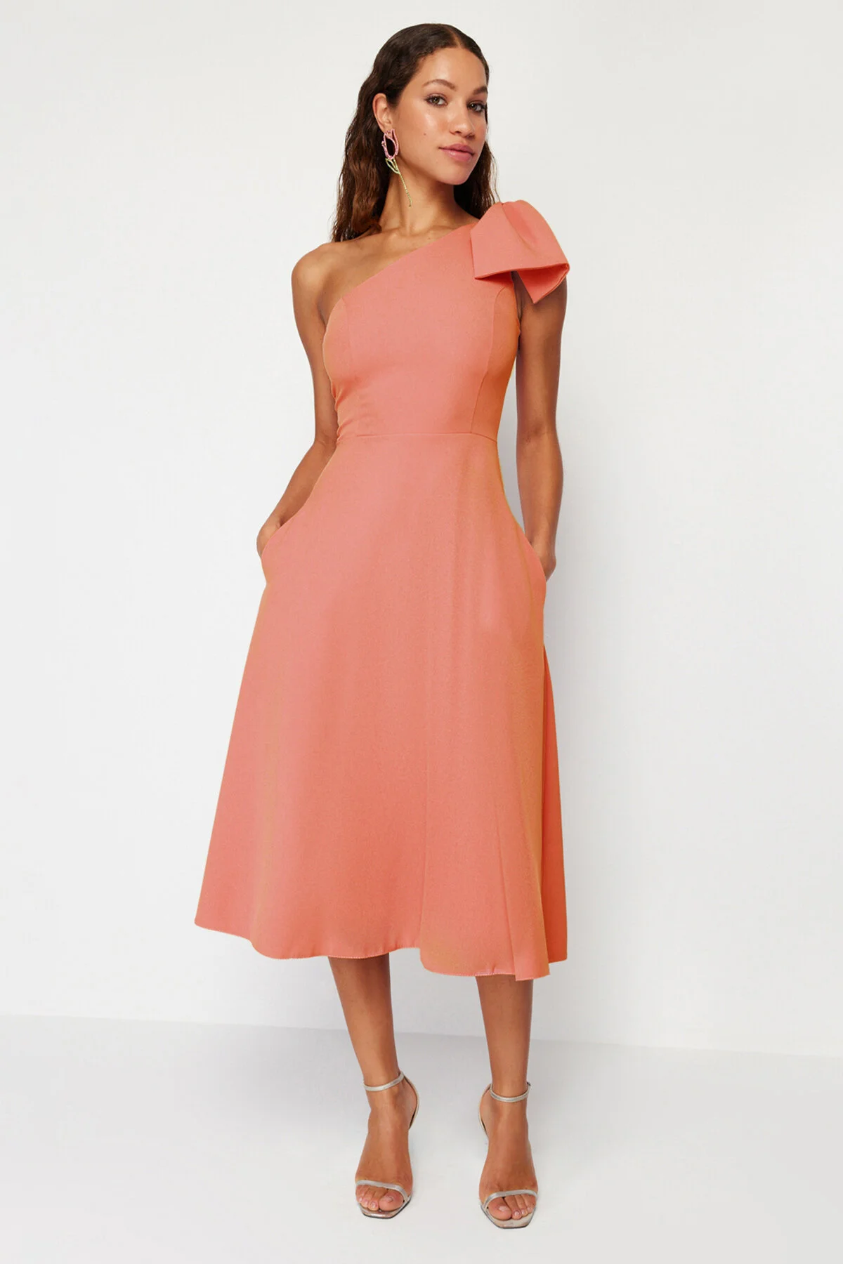 Trendyol Collection  Orangefarbenes, stilvolles Abendkleid mit Schleife TPRSS24EL00105