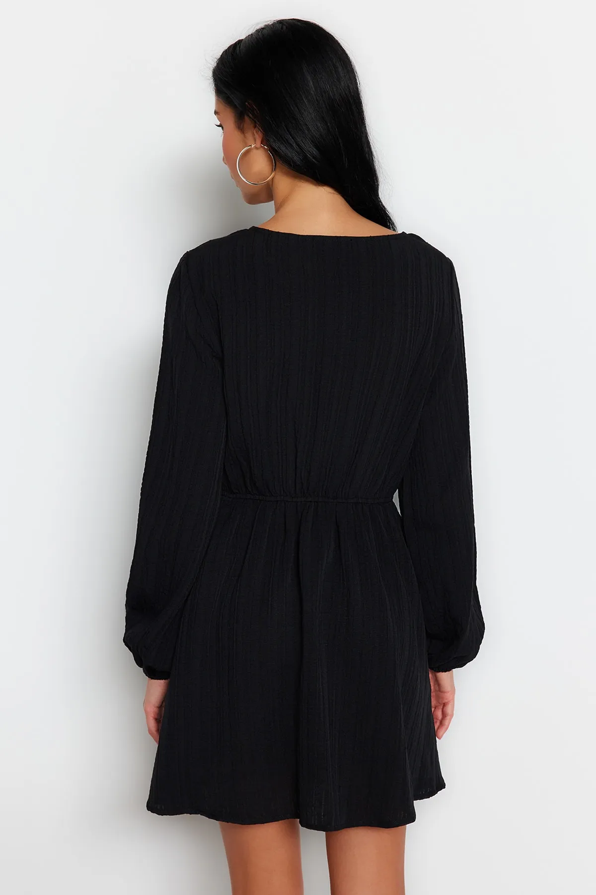 Trendyol Collection  Schwarzes, gewebtes Mini-Strandkleid aus Leinenmischung zum Binden TBESS23EL00103