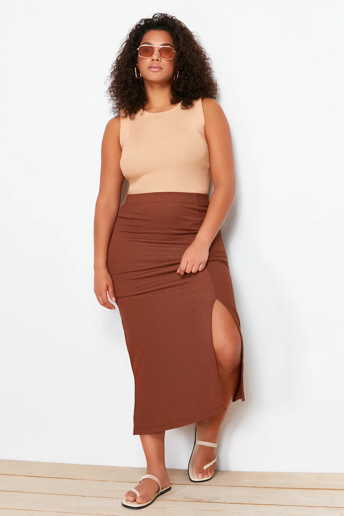 Trendyol Curve  Brauner Strickrock mit Schlitz TBBSS24AZ00013