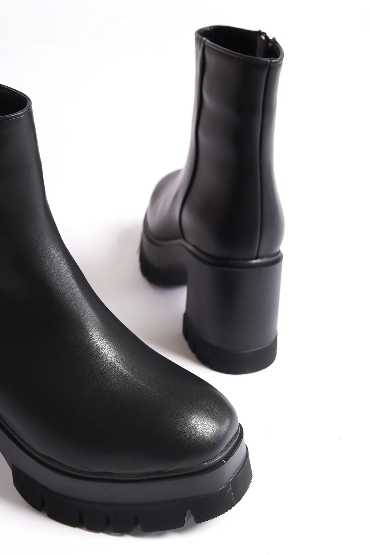 Capone Outfitters  Damenstiefel mit runder Spitze und seitlichem Reißverschluss und mittelhohem Absatz