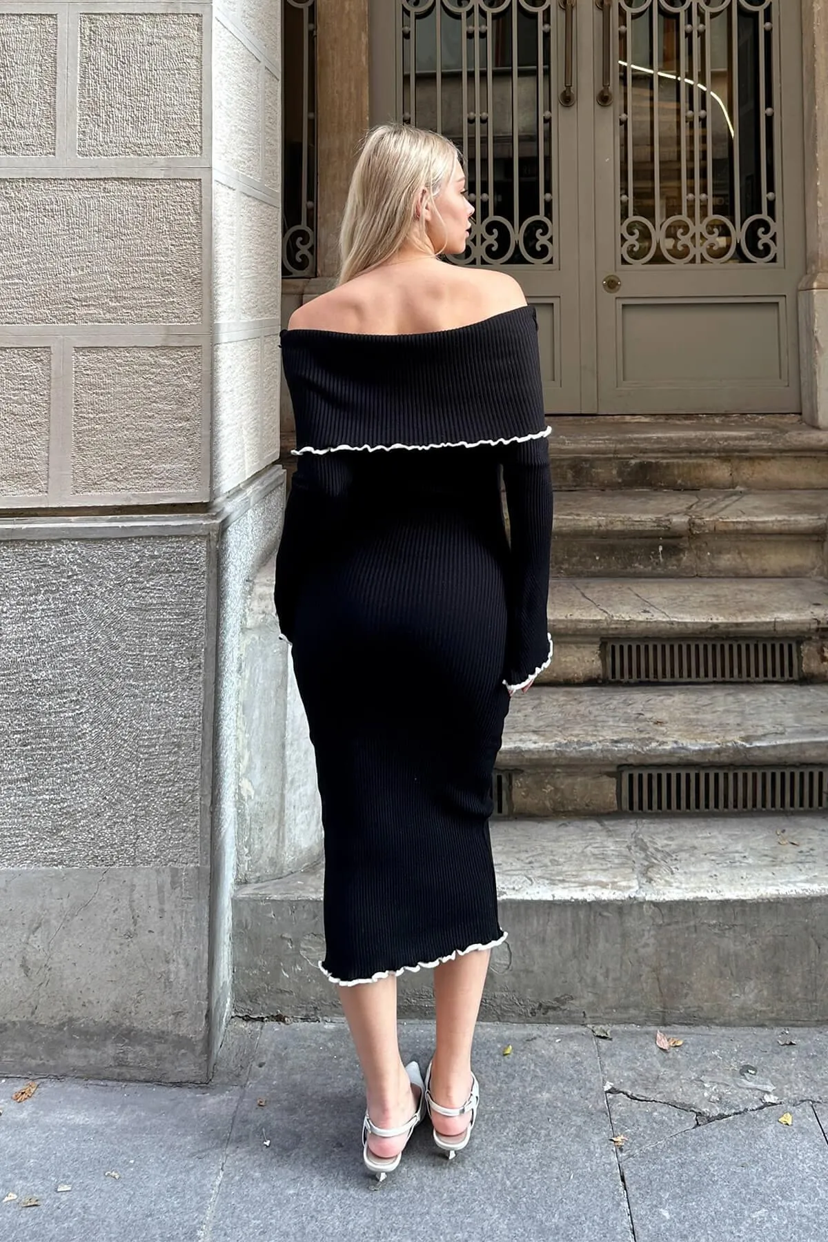 Swist  Schwarzes Strick-Midikleid mit Madonna-Kragen für Damen
