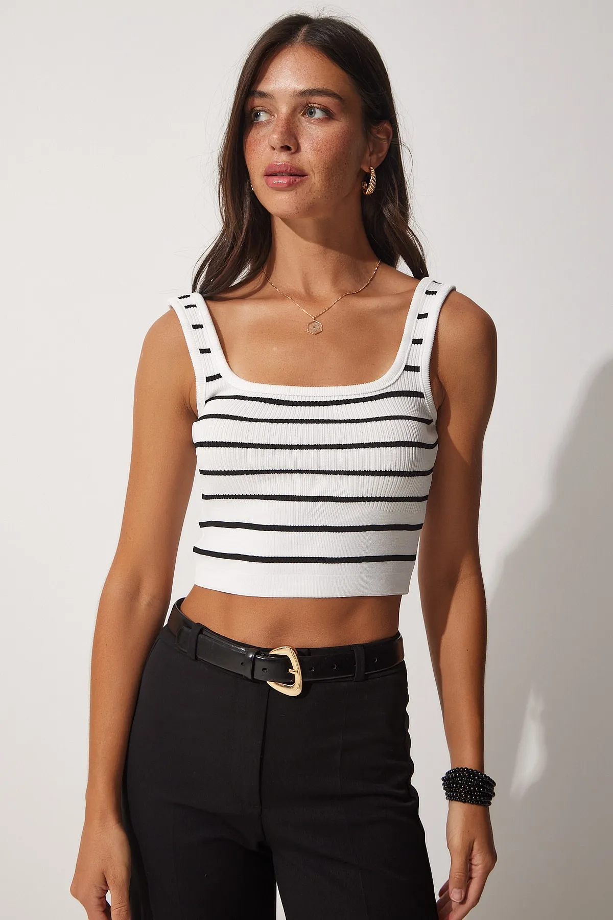 Happiness İstanbul  Weiße gestreifte Crop-Strickbluse für Damen YY00138