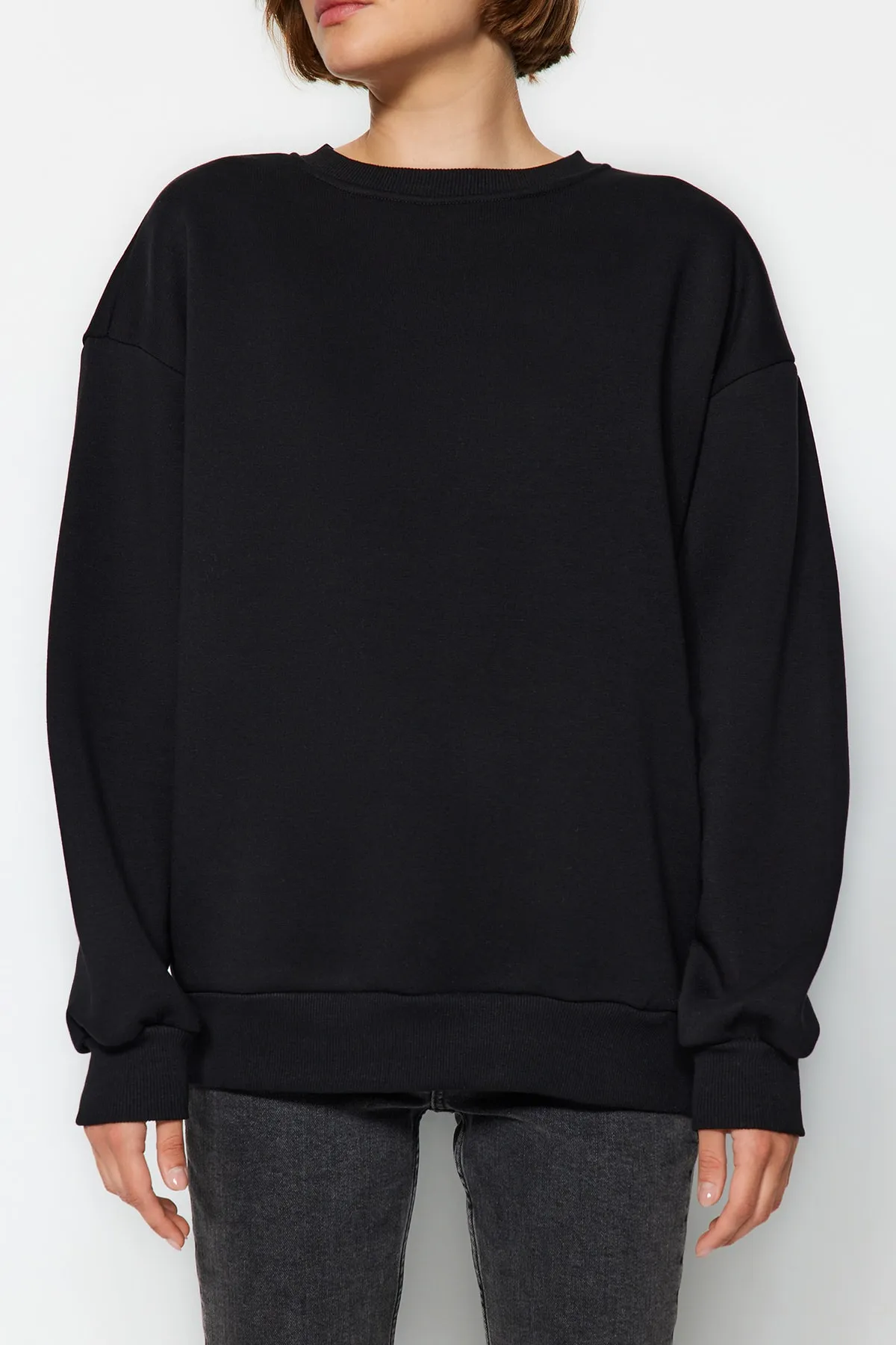 Trendyol Collection  Schwarzes Oversize/Bol Cut Rundhals-Sweatshirt aus dickem Fleece mit Innenfutter TWOAW24SW00102