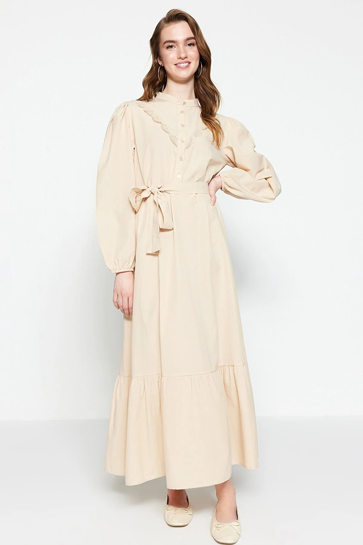 Trendyol Modest  Beiges, besticktes, gewebtes Kleid mit Taillenband TCTSS23EB00206