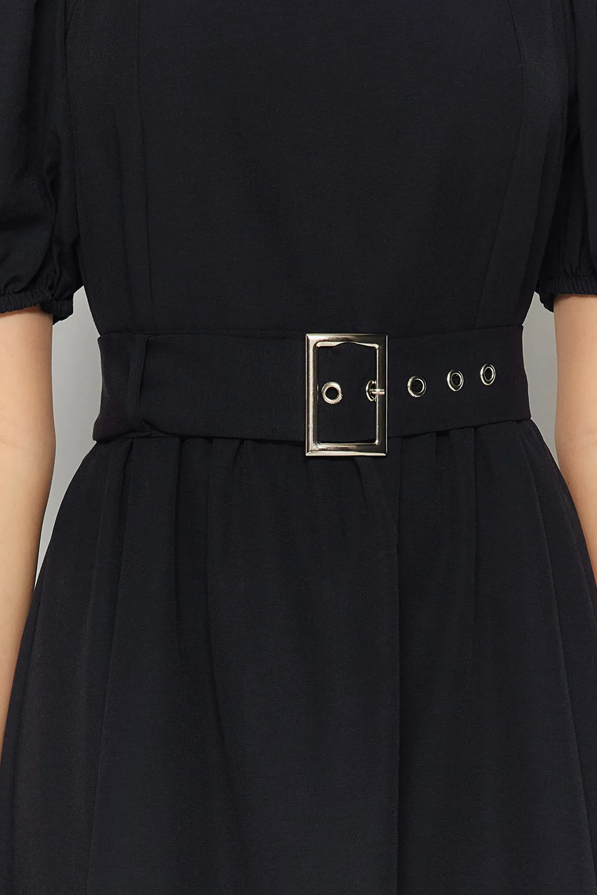 Trendyol Collection  Schwarzes Midi-Webkleid mit Skater-/Gürtelöffnung und quadratischem Kragen TWOSS23EL01123