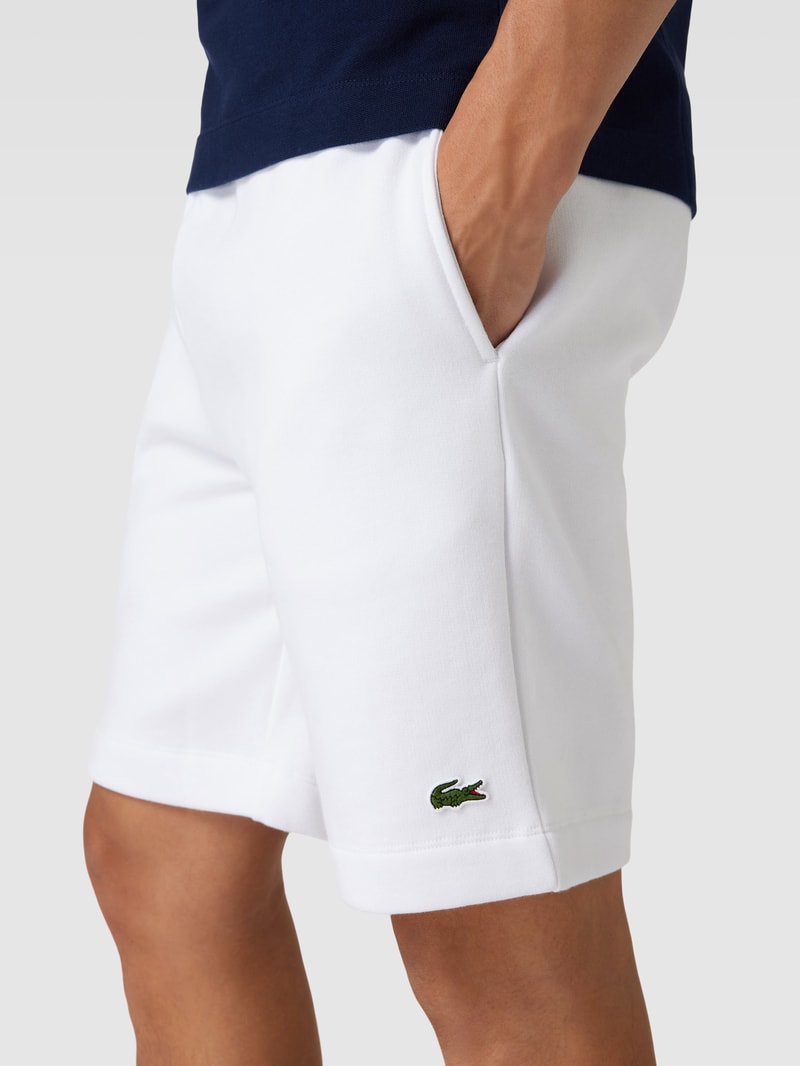 Sweatshorts mit Label-Applikation in weiß
