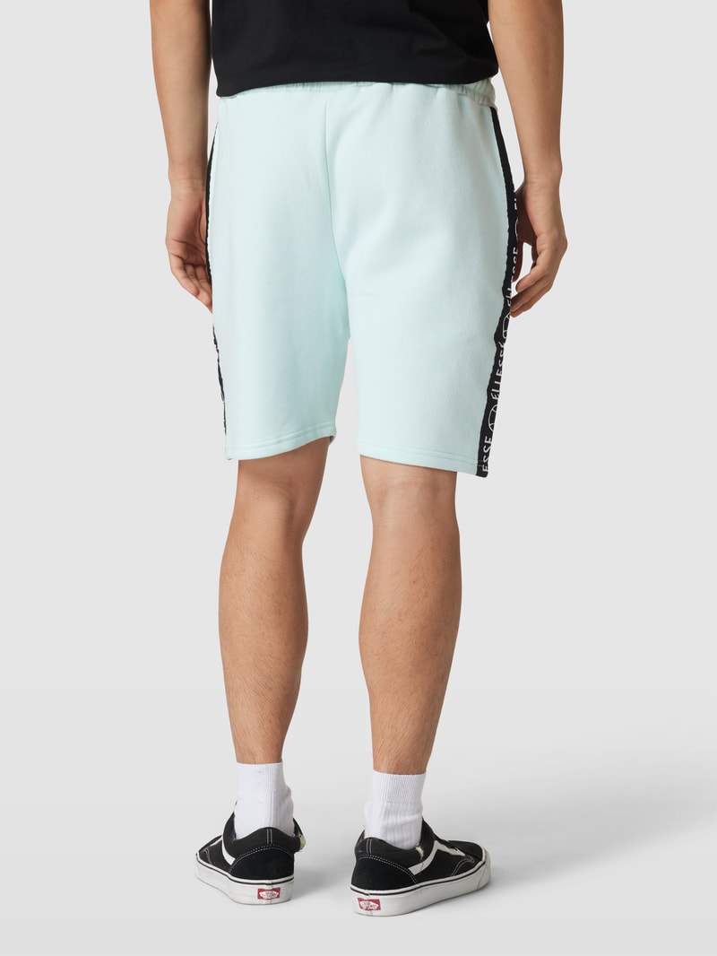 Sweatshorts mit Kontraststreifen und Label-Detail Modell 'LATION' in hellblau