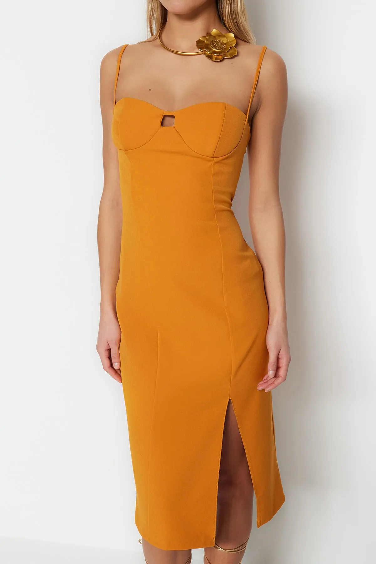 Trendyol Collection  Orangefarbenes, figurbetontes, gewebtes, detailliertes, elegantes Abendkleid TPRSS23EL00223