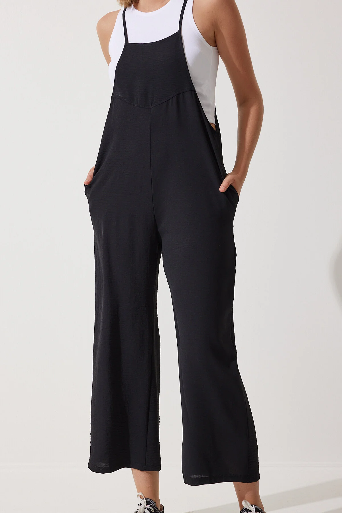 Happiness İstanbul  Schwarzer Gärtner-Jumpsuit mit Taschen für Damen DD00910