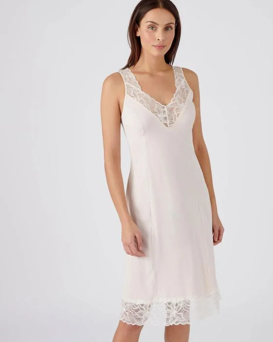 Fond de robe avec incrustations de dentelle