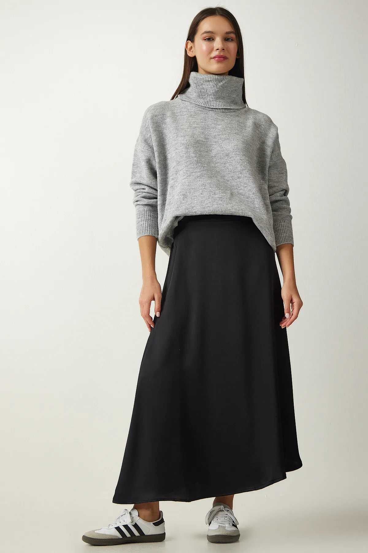 Happiness İstanbul  Schwarzer asymmetrisch geformter Satin-Oberflächenrock für Damen UB00218