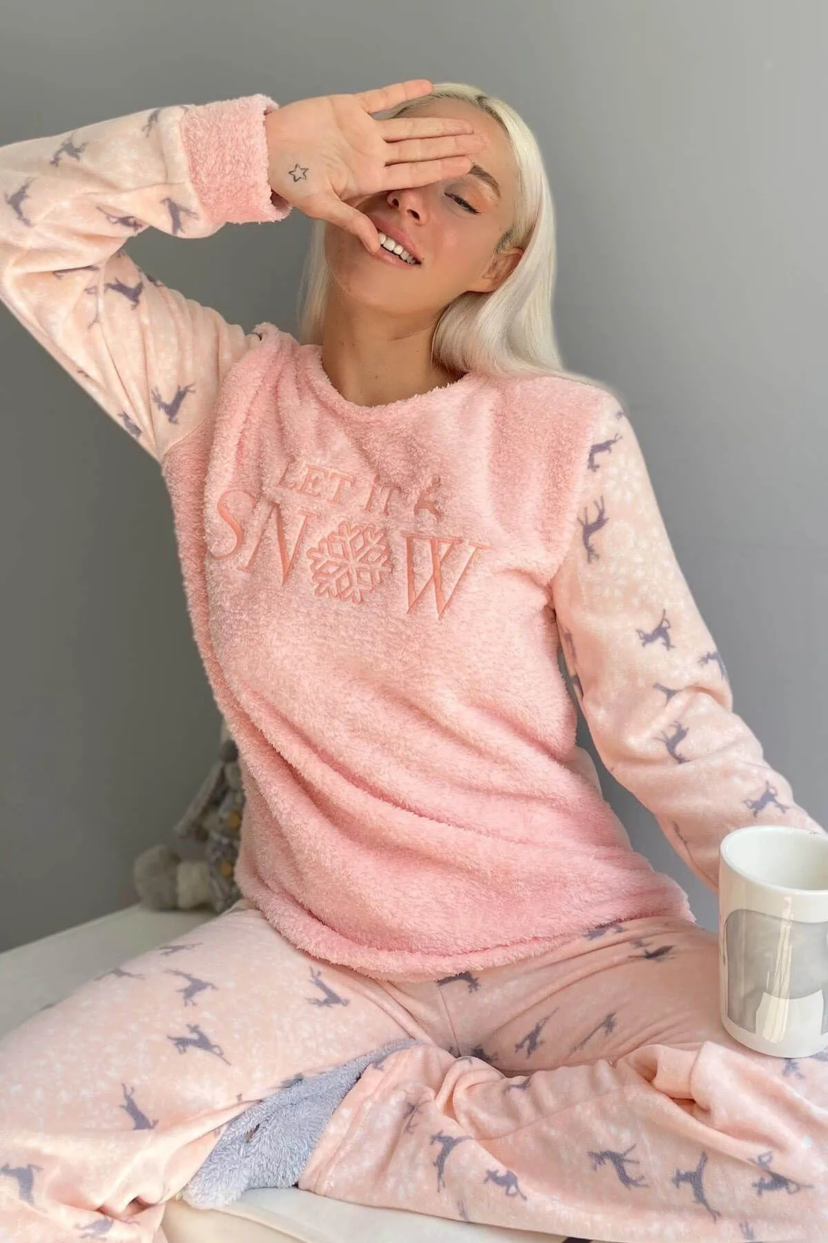 Pijamaevi  Lachsfarbenes Let It Snow-gemustertes Plüsch-Pyjama-Set für Damen