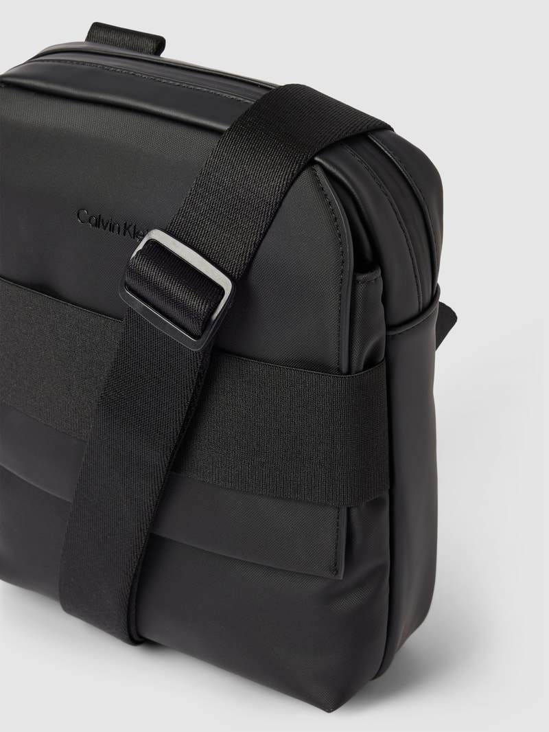 Umhängetasche mit Label-Detail Modell 'TECH' in schwarz