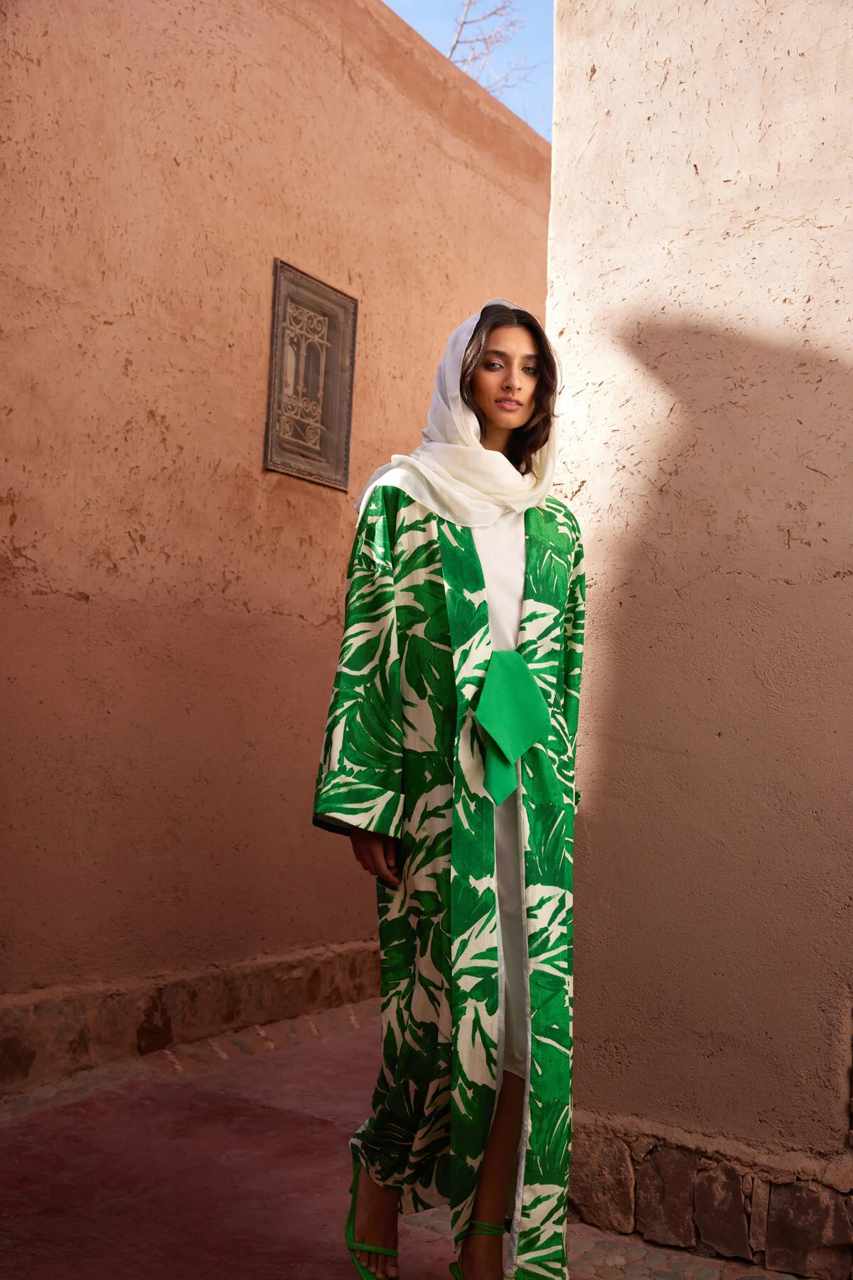 Trendyol Modest  Langer gewebter Kimono und Kaftan mit tropischem Muster in Grün TCTSS24KF00000