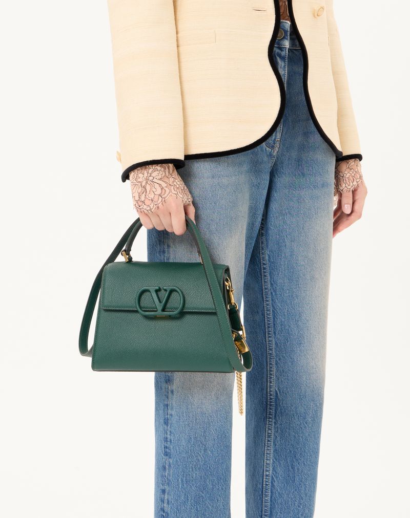 Bolsa Valentino Garavani Vsling pequena em couro de bezerro granulado.