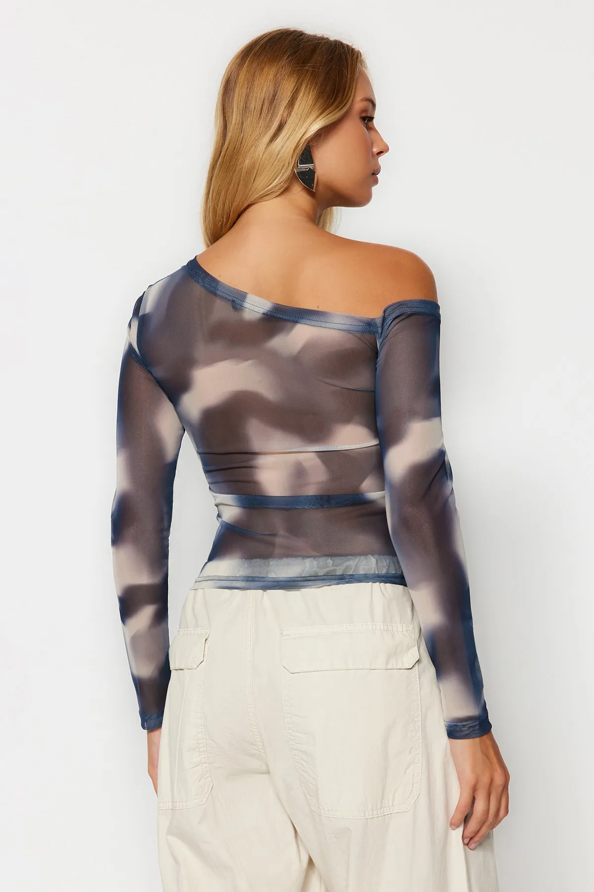 Trendyol Collection  Petrolfarbene, mit Tüll gefütterte Strickbluse mit asymmetrischem Kragen TWOAW24BZ00051