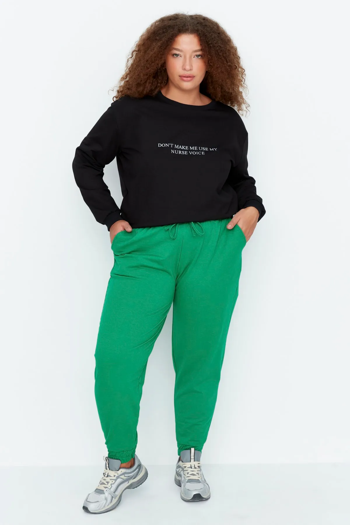 Trendyol Curve  Grüne lockere Jogger-Jogginghose aus dünnem Strick TBBAW23AJ00011