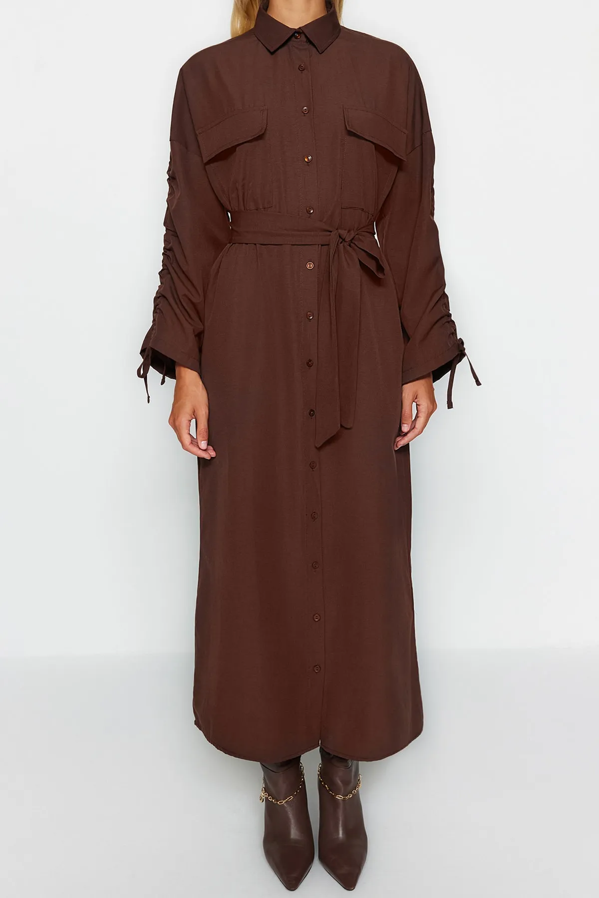 Trendyol Modest  Braunes Hemdblusenkleid aus gewebter Baumwolle mit Gürtel und verstellbaren Ärmeln TCTSS23EB00365