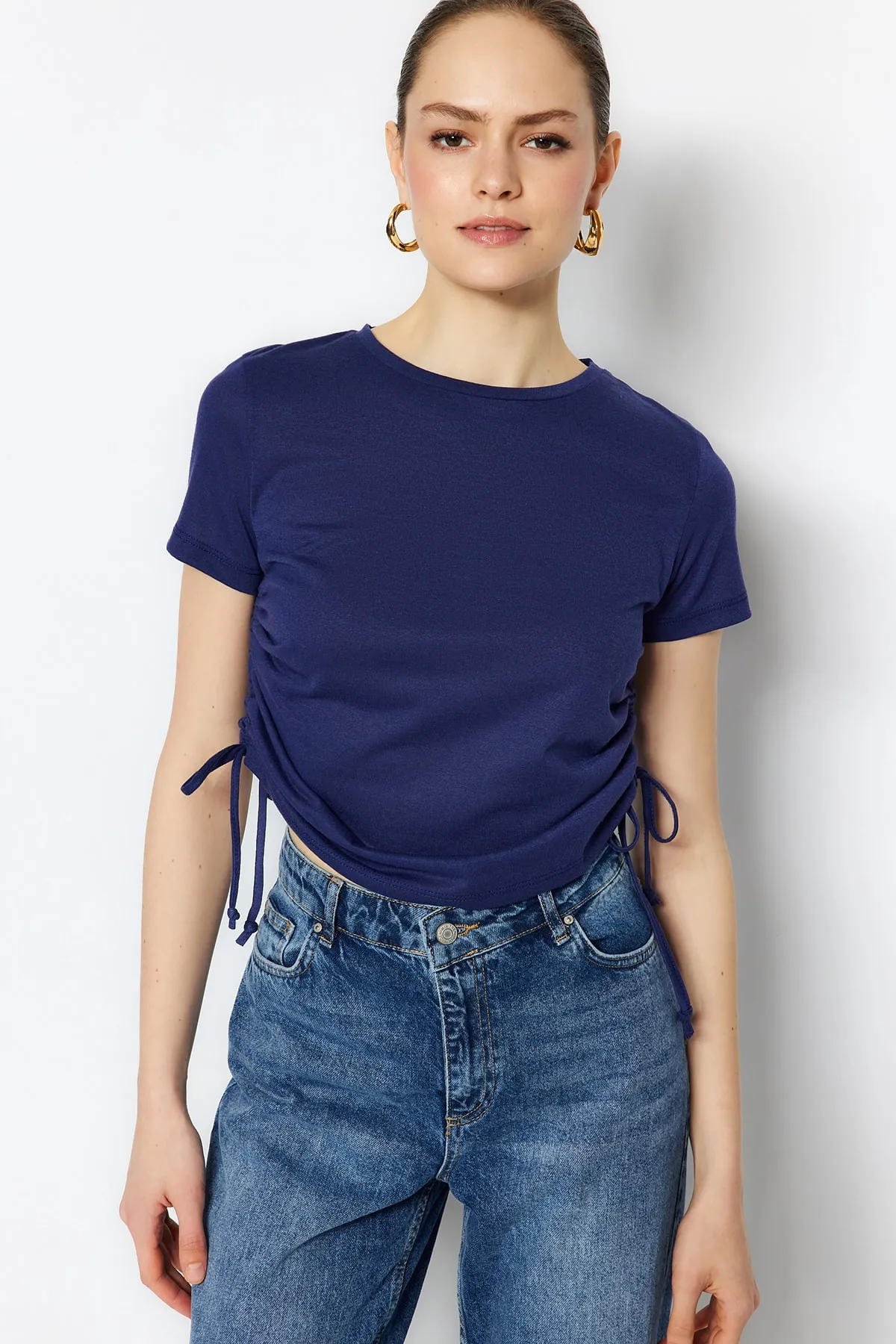 Trendyol Collection  Marineblaues, gerafftes Basic-Strick-T-Shirt aus 100 % Baumwolle mit Rundhalsausschnitt TWOSS21TS0131