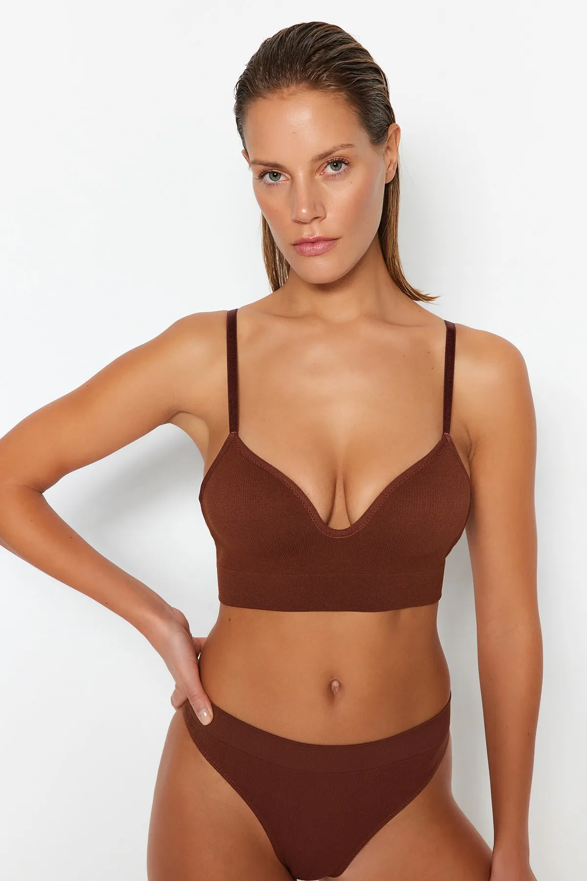 Trendyol Collection  Brauner nahtloser/nahtloser beschichteter Bralette-Strick-BH THMAW22SU0043