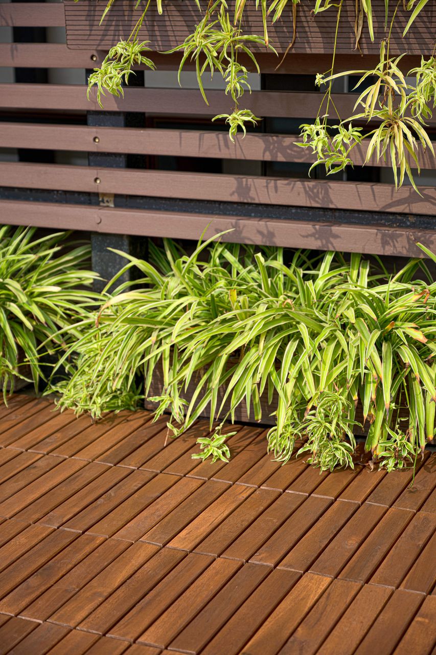 Powertec Garden Massivholz-Klickfliese-/Terrassen fliesen, Outdoor Gartenplatten Klickfliesen-/Wetterfester Bodenbelag für Balkon parallele Optik