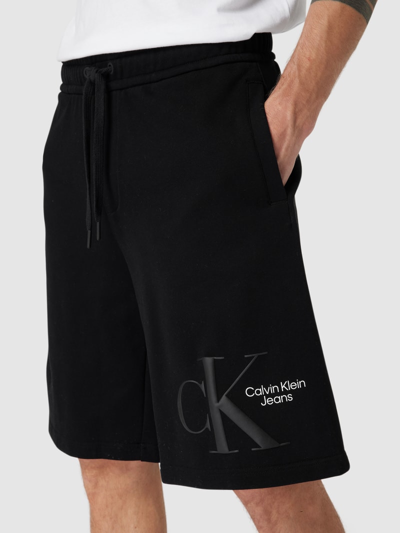 Sweatshorts mit Label-Print in schwarz