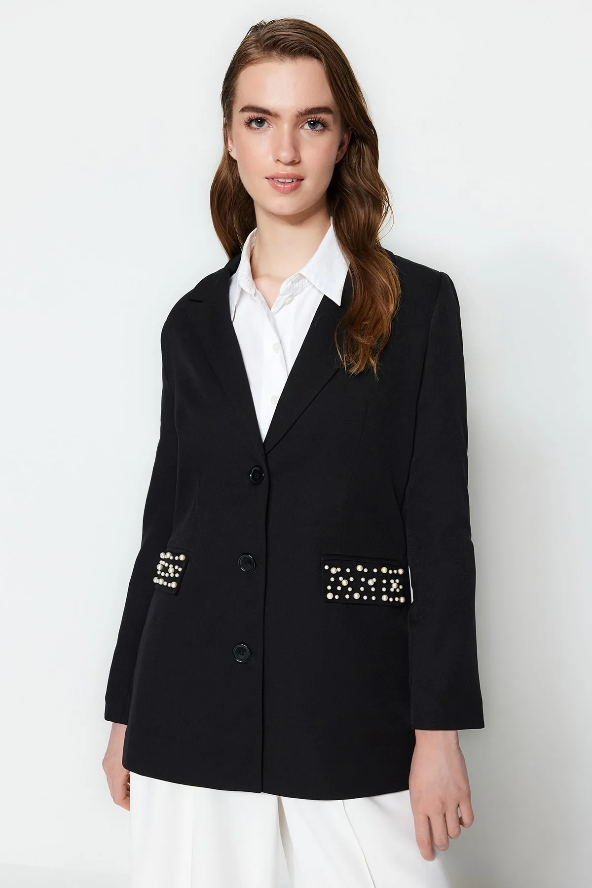 Trendyol Modest  Schwarze, gewebte, gefütterte Jacke mit Perlendetail auf der Tasche TCTSS23CK00096