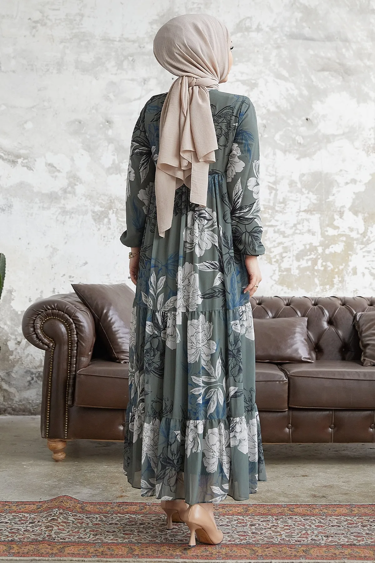 InStyle  Jalya Chiffonkleid mit geknöpftem Kragen und Schnürung – Khaki