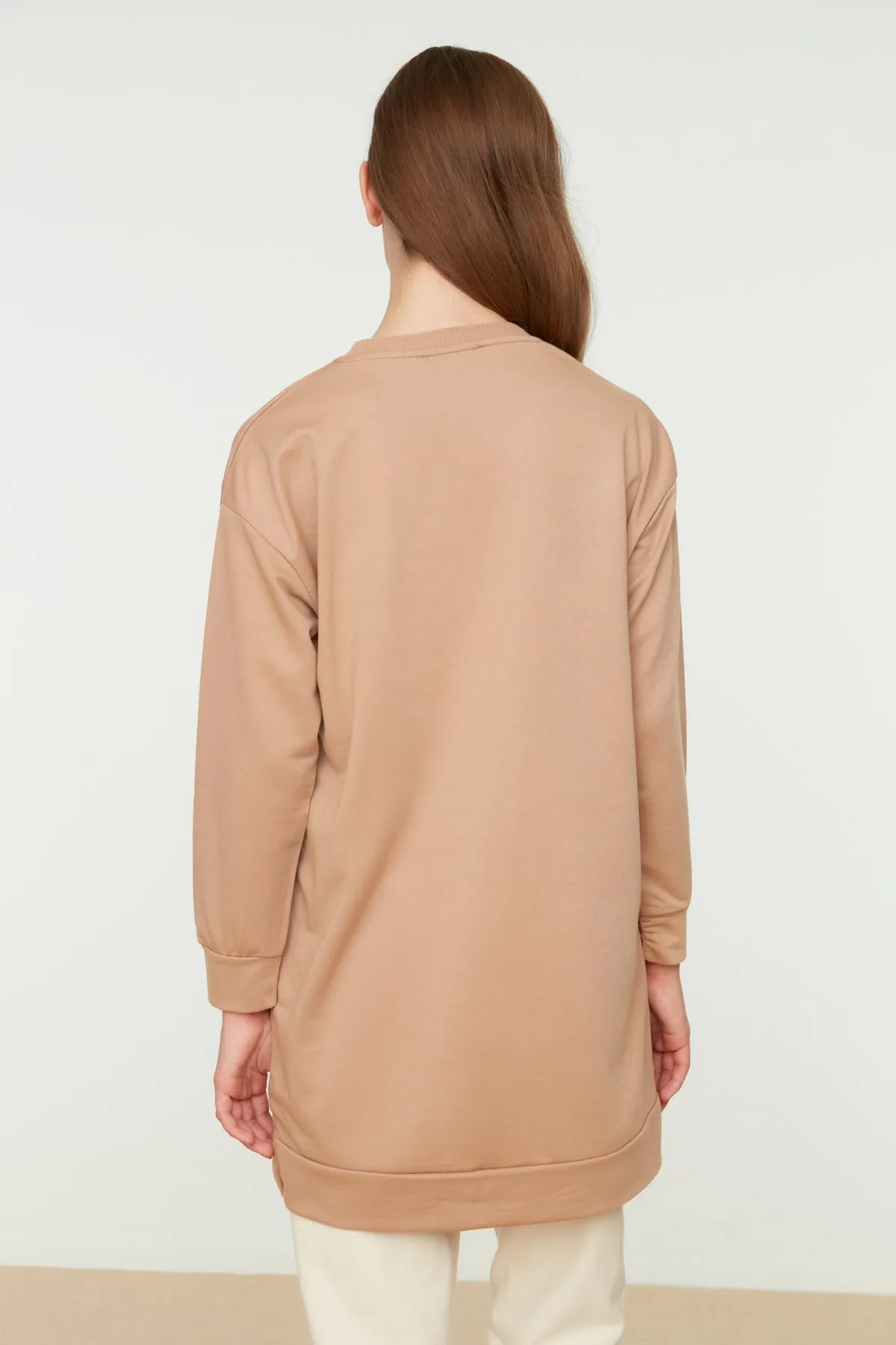 Trendyol Modest  Beigefarbenes Basic-Strick-Sweatshirt mit Rundhalsausschnitt und Schlitz und detailliertem Ausschnitt TCTAW22TW0138