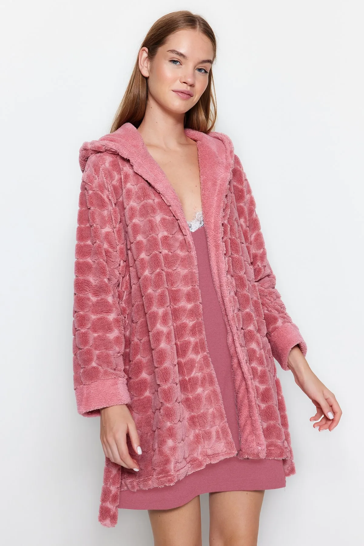 Trendyol Collection  Rosafarbener, herzgemusterter Fleece-Strick-Morgenmantel mit Gürtel THMAW24SB00002