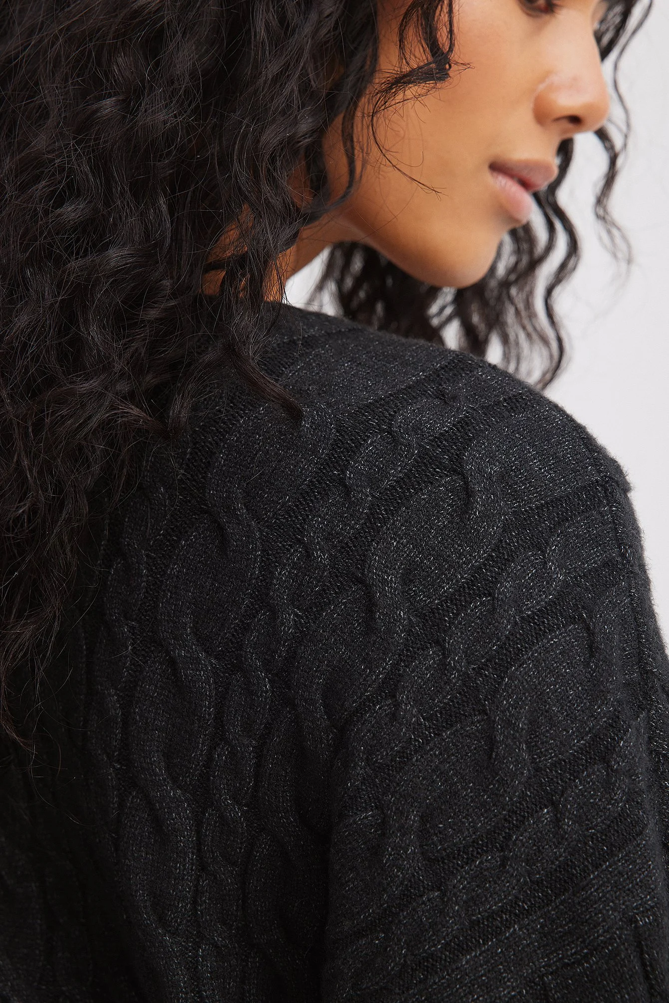 Strickpullover mit Zopfmuster und V-Ausschnitt