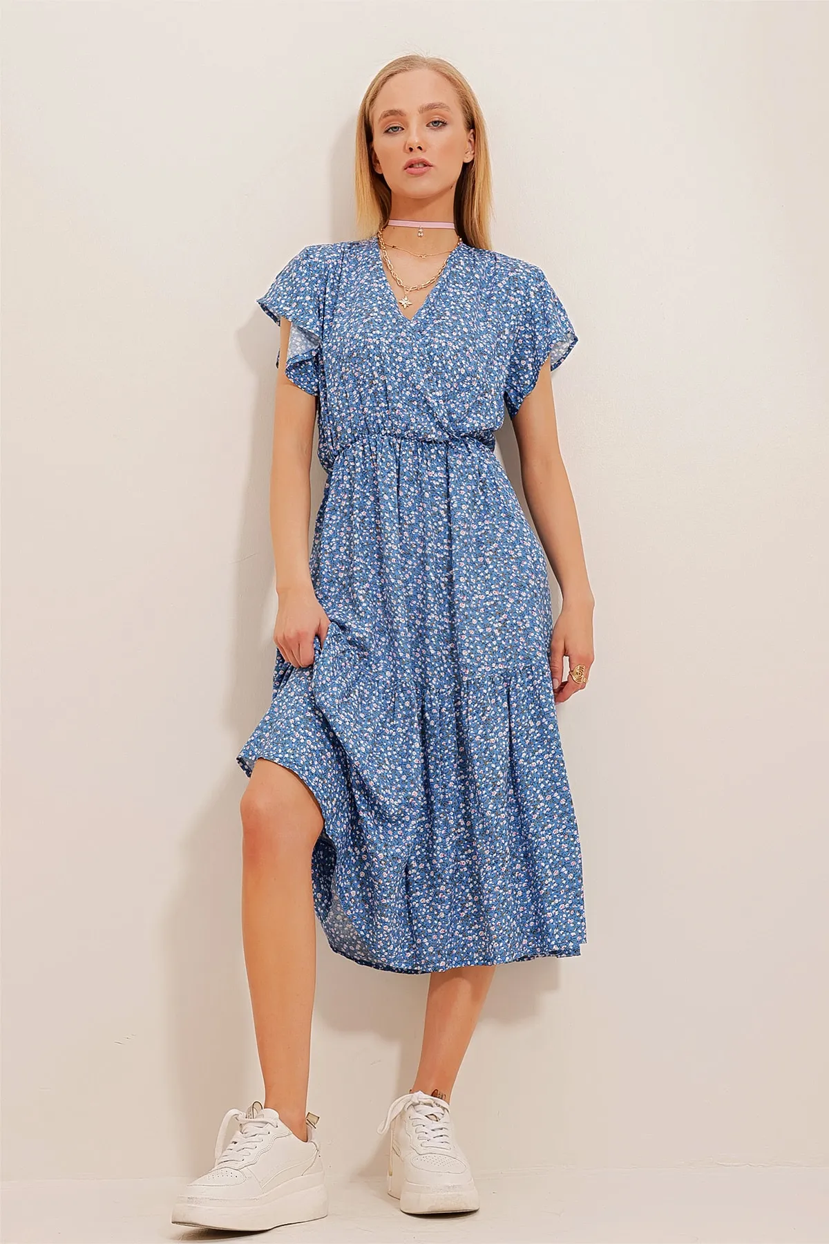 Trend Alaçatı Stili  Himmelblaues, zweireihiges, gewebtes Kleid aus Viskose mit Volantrock und Kragen für Damen ALC-X4373