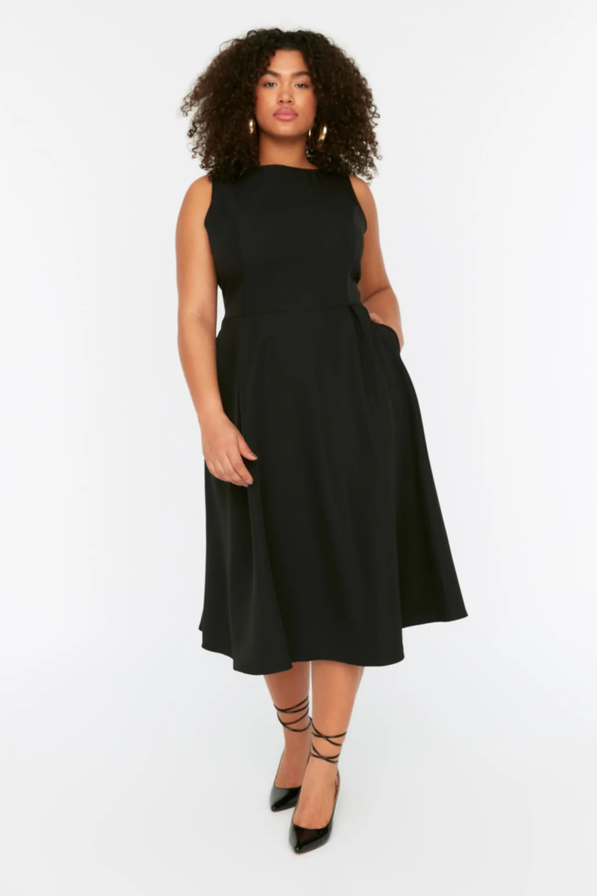 Trendyol Curve  Schwarzes A-Linien-Kleid mit gewebten Taschen und Details TBBSS22EL1598