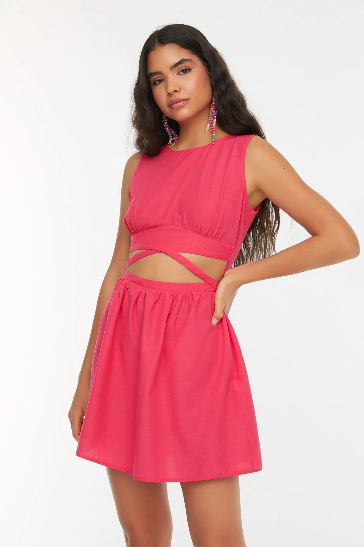Trendyol Collection  Fuchsiafarbenes, detailliertes Super-Mini-Webkleid mit Ausschnitten TWOSS22EL2242