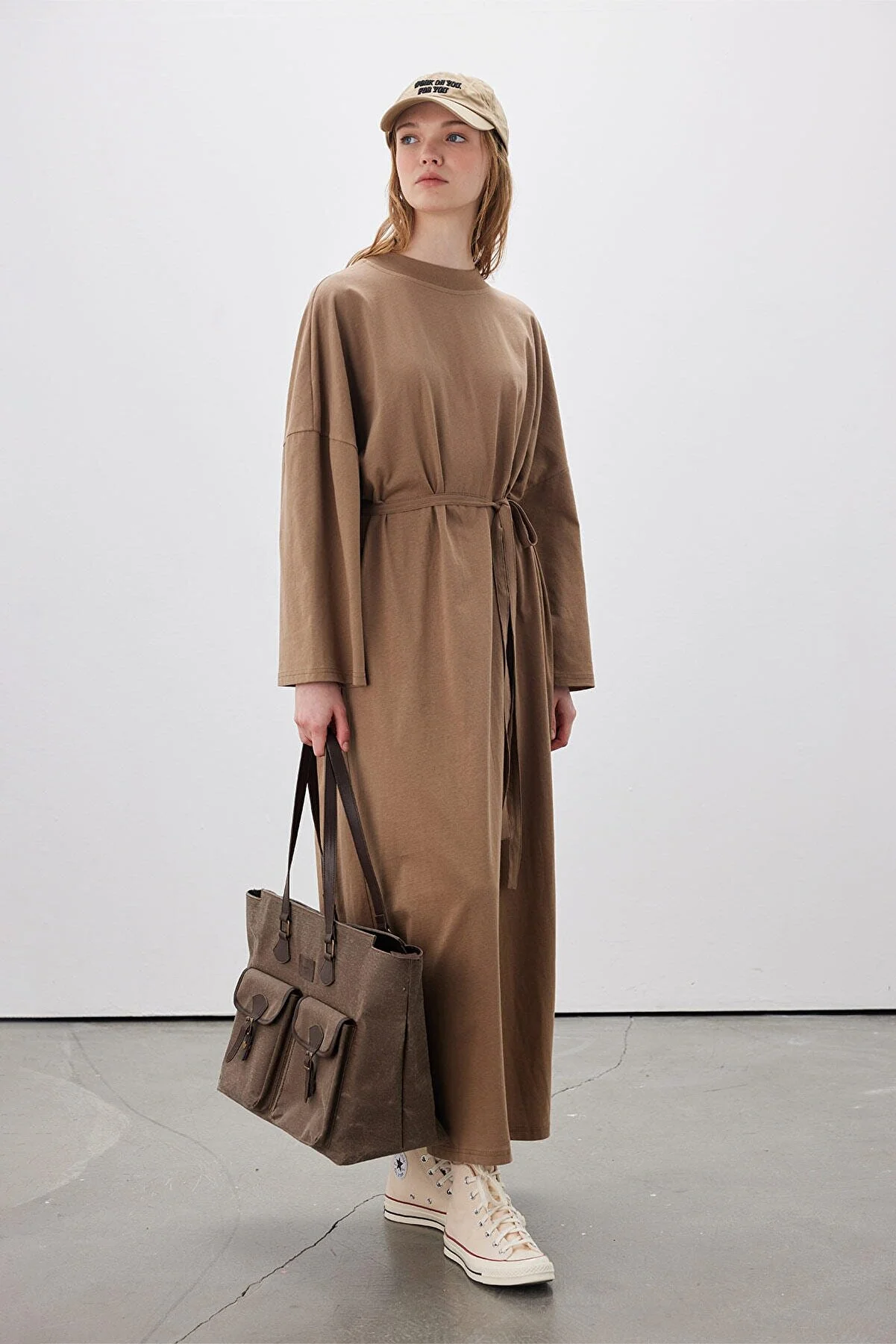 Manuka  Übergroßes langes Freizeitkleid in Braun