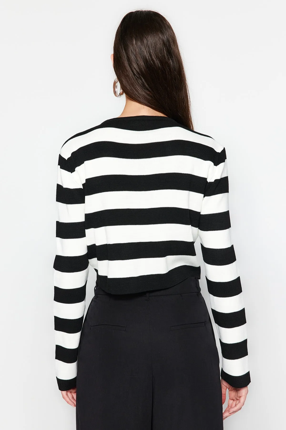 Trendyol Collection  Schwarzer kurzer Basic-Strickpullover mit Streifen TWOAW23KZ00034