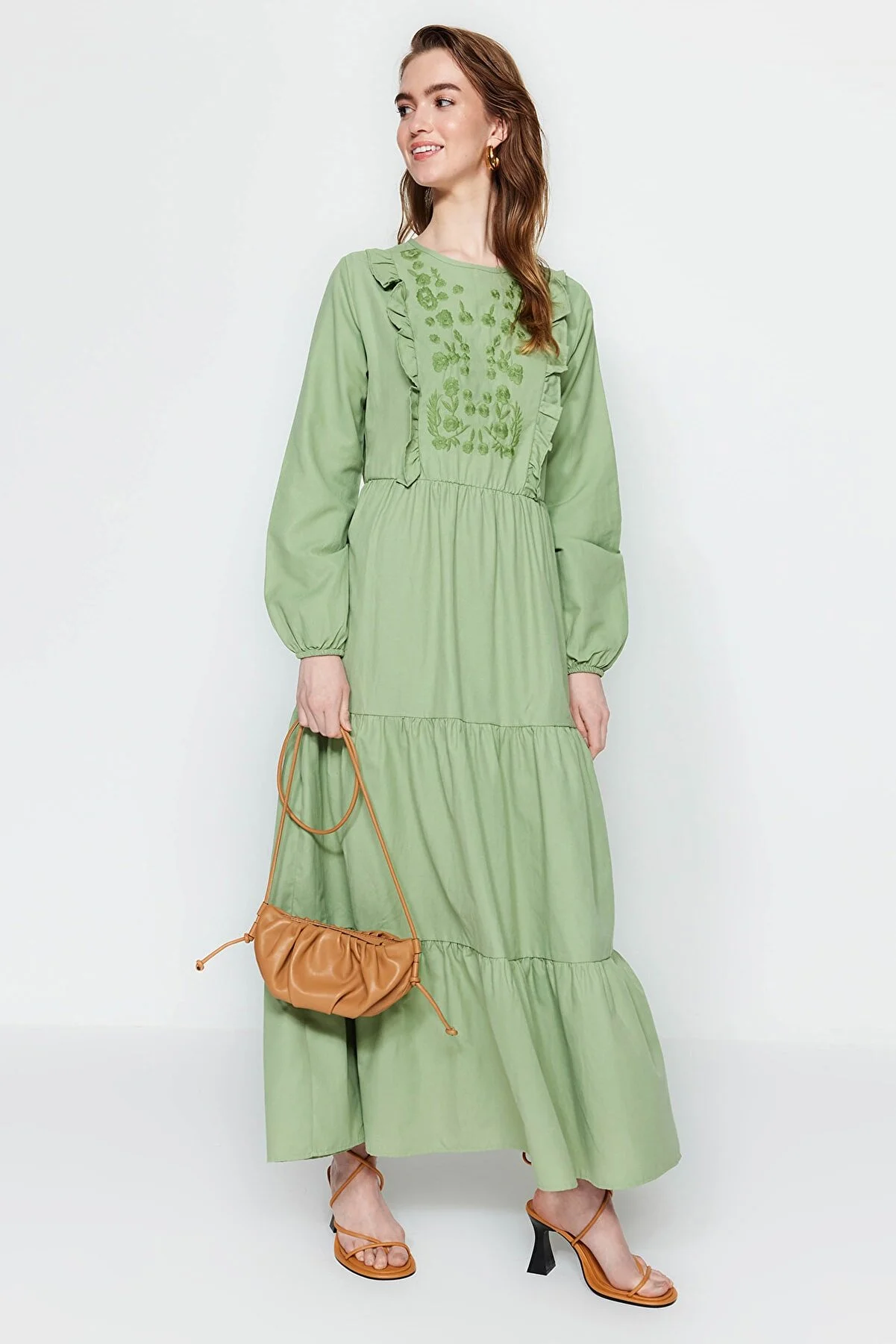 Trendyol Modest  Khakifarbenes, besticktes Webkleid mit Rüschendetail TCTSS22EB0004