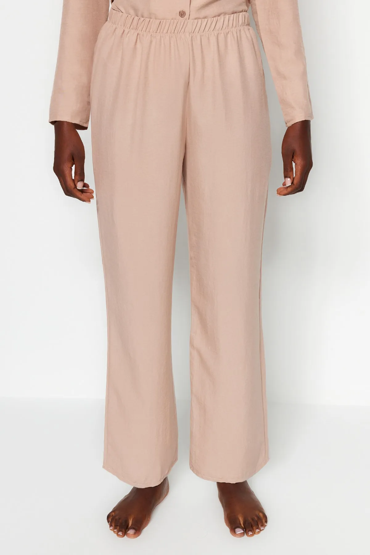 Trendyol Collection  Beige besticktes Pyjama-Set aus Hemd und Hose aus Webstoff THMAW24PT00000