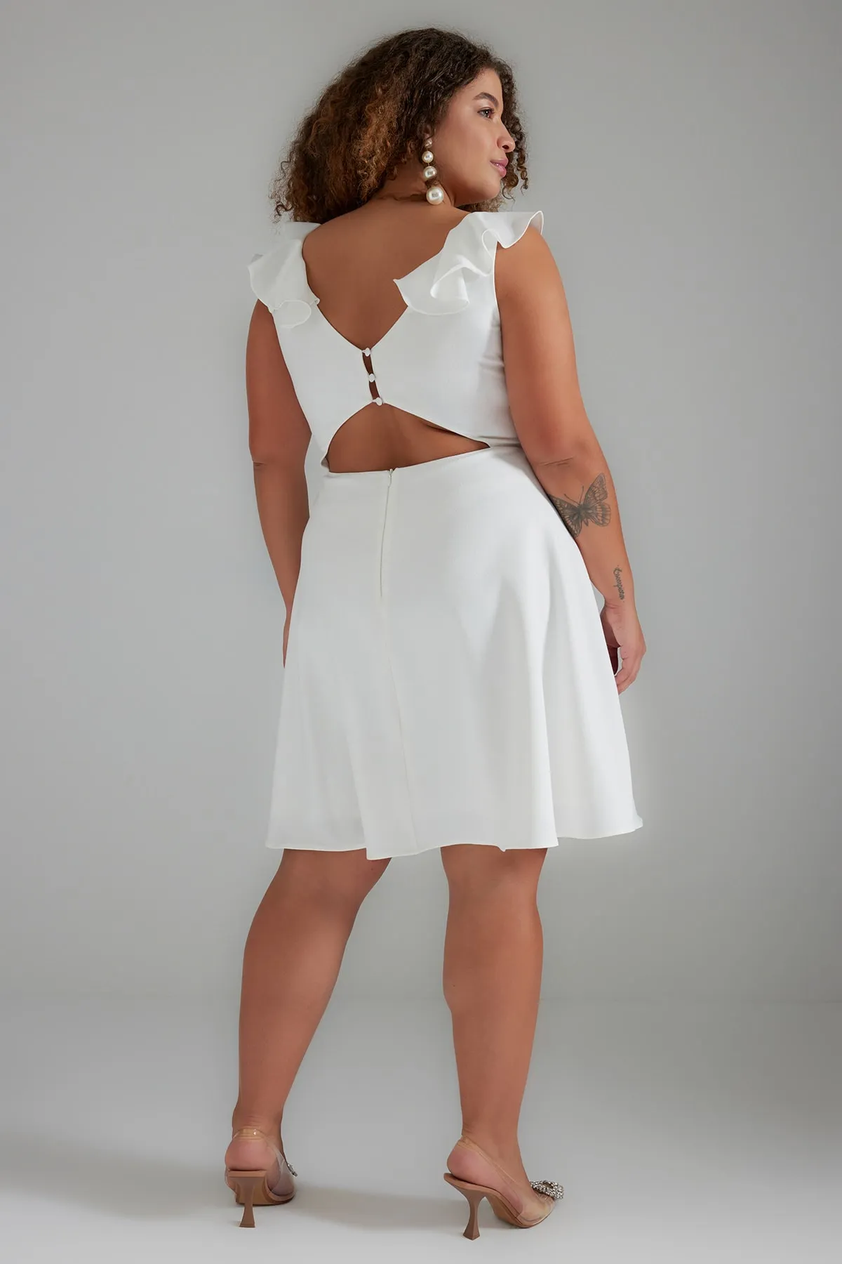 Trendyol Curve  Weißes, gewebtes Minikleid mit Rückendetail TBBSS23AH00226